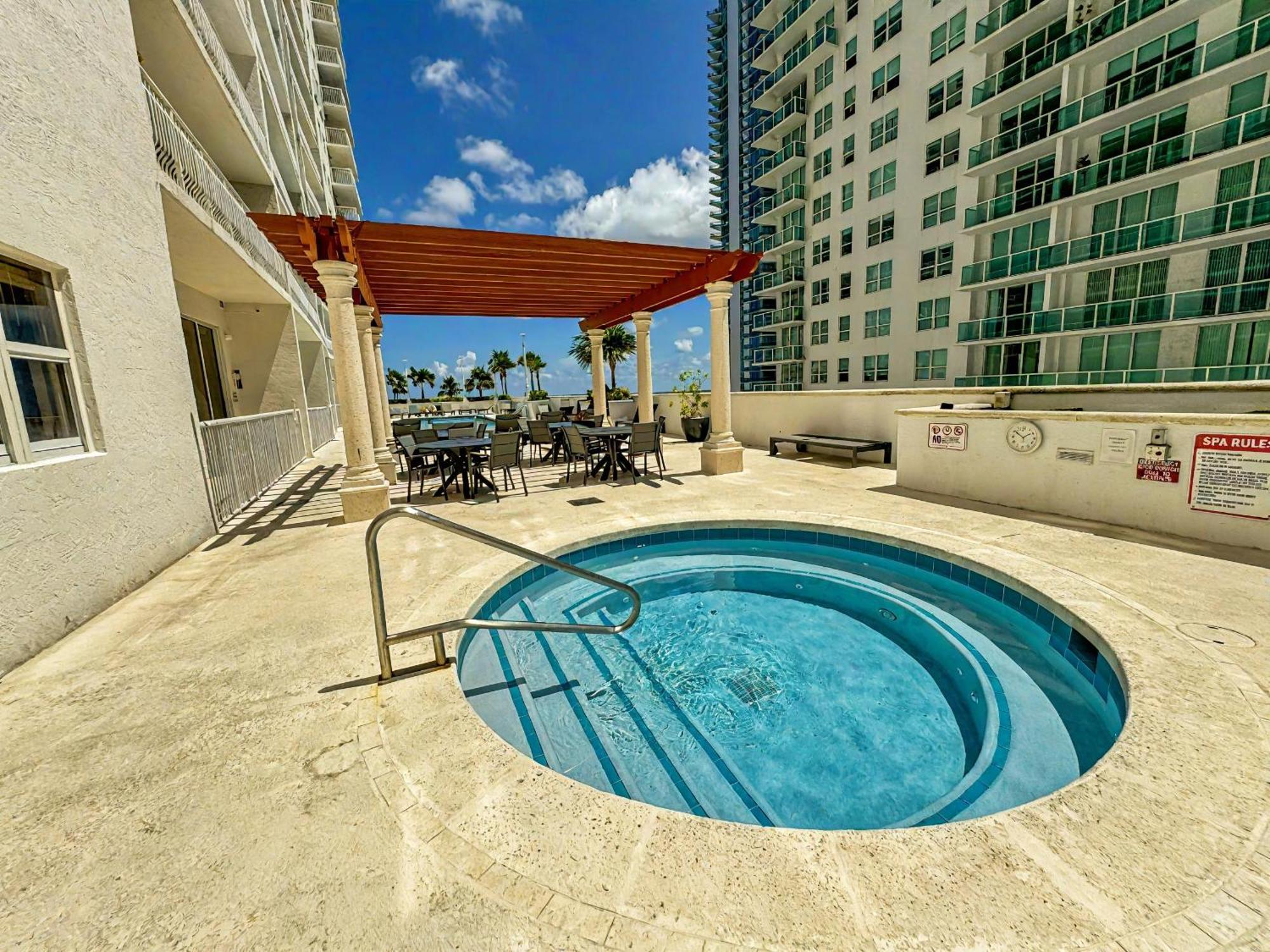 Elegant Centric Vibrant Pool Jacuzzi Free Parking Apartamento Miami Exterior foto